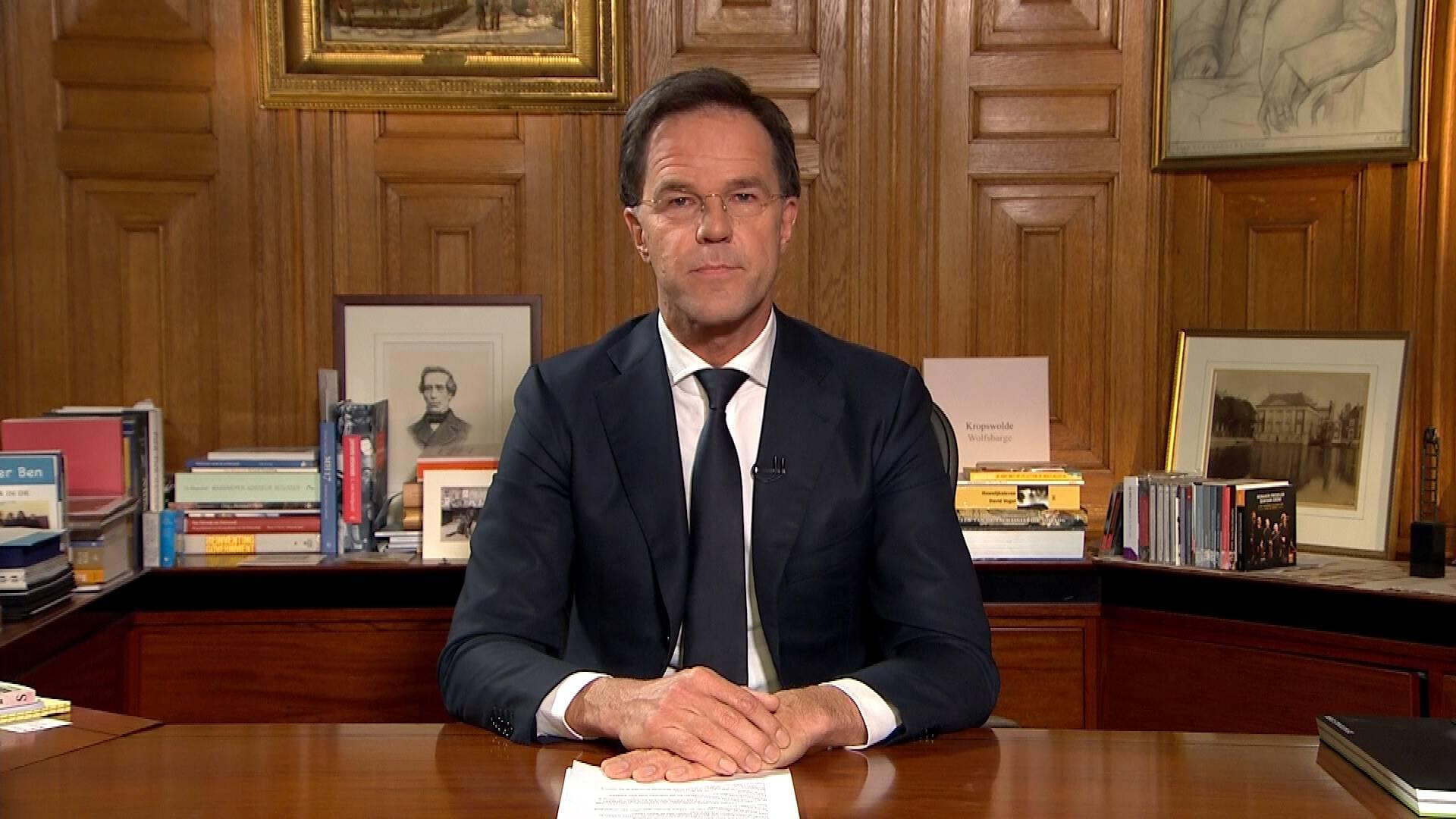 Premier Rutte bij zijn toespraak vanuit het Torentje